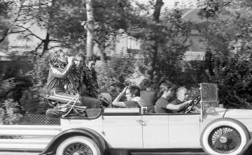 Vuelta de honor, 400 km de Barcelona de 1972. Antonio Arderiu conduce un “Llaco” de lujo, el Rolls-Royce 20/20 de su hermano Pepe. A su izquierda, Salvador Ros Campañá (presidente del Club 600 Barcelona) y, justo detrás, Albert Morlan Sala. Sentados, detrás de todo: John Bridges, John Burton y Arturo Merzario, los pilotos del podio. (Foto: JAS–Jordi Brú)